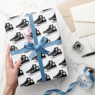 Svarta sneakers på vitt presentpapper