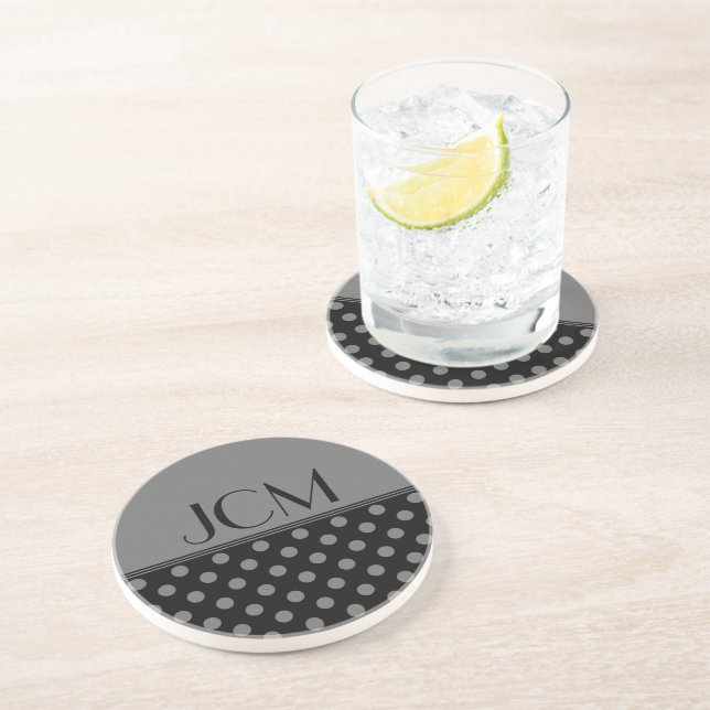 Svarta underlägg med gråa prickar och monogram sandsten (Sidan)