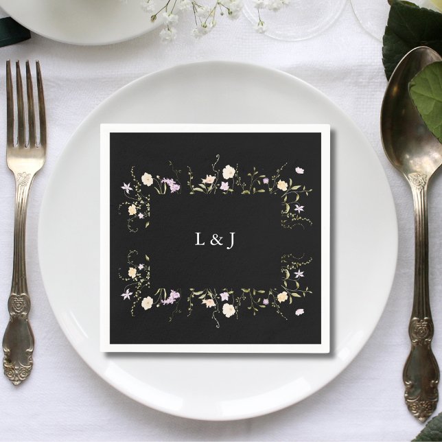 Svarta & Vita Eleganta Vilda Blommor Blommig Bröll Pappersservett (Black and white wildflowers floral napkins add elegant charm with your names to wedding tables.)