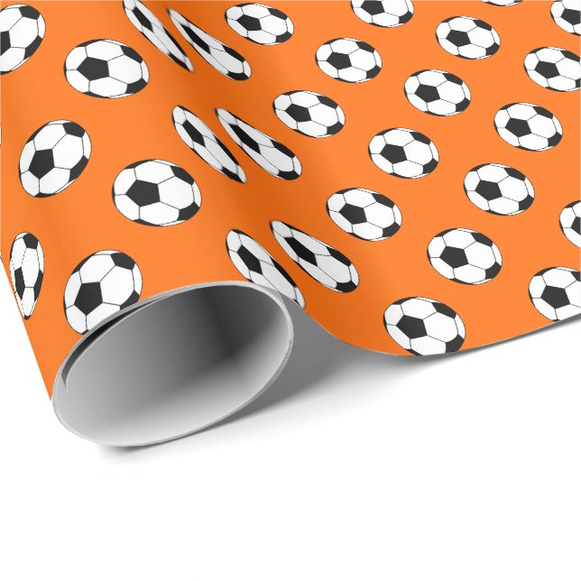Svarta/vita fotbollar på orange presentpapper (Rullad Hörn)
