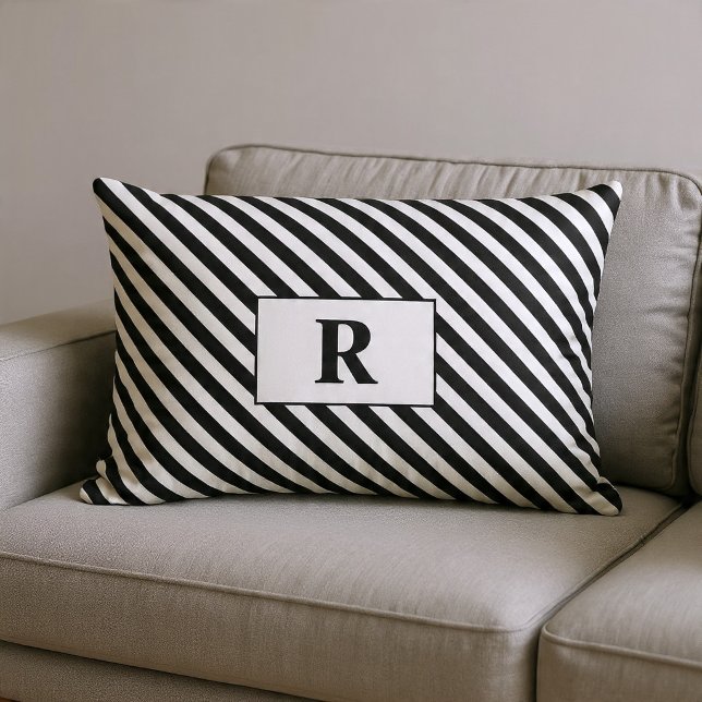 Svarta/vita ränder med monogram lumbarkudde (Skapare uppladdad)