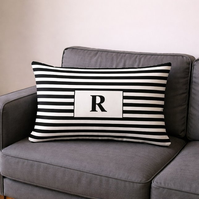 Svarta/vita ränder med monogram lumbarkudde (Skapare uppladdad)