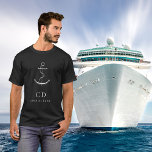 Svartankarfartyg i silver, monogram namn t shirt<br><div class="desc">En svart bakgrund,  dekorerad med ett faux silver-ankare. Anpassa och lägg till ditt monogram initialer och fullt namn.</div>