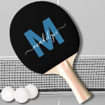 Svartblått Elegant Namn Monogram Pingisracket<br><div class="desc">Skapa din egen Personlig Black Blue Elegant Script Namn Monogram Ping Pong Paddle. Den här pingpongpaddeln i chicen har ett monogram på framsidan med en plan, blå inledning på en slimmad svart bakgrund, parad med ett klassiskt vitt skript namn för personlig. Baksidan är fortfarande en vanlig svart färg, men du...</div>