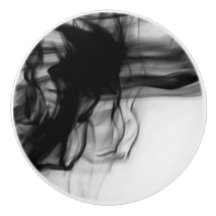 Svarten avfyrar keramisk knopp II av konstnären