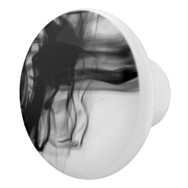 Svarten avfyrar keramisk knopp II av konstnären (Höger)