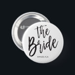 Svarten för brud | skrivar stilpersonligt bröllp knapp<br><div class="desc">Lite något för ditt ultra speciellt bruden.  
Den presenterar ord,  "som bruden" i en elegant skrivar stiltext.  Under detta är en fläck för ett beställnings- namn eller initialer.</div>