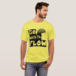 Svarten "går med flödet" med åtsmitande på tra t shirt