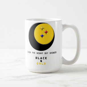 Svarten och guld är även i muggen för natthimme kaffemugg