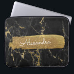 Svarten och marmor med guld omkullkastar och laptop fodral<br><div class="desc">Svarten och marmor med guld omkullkastar och blänker det eleganta Monogramnamnfodral. Detta fodral kan skräddarsy för att inkludera ditt förnamn.</div>