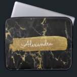 Svarten och marmor med guld omkullkastar och laptop fodral<br><div class="desc">Svarten och marmor med guld omkullkastar och blänker det eleganta Monogramnamnfodral. Detta fodral kan skräddarsy för att inkludera ditt förnamn.</div>