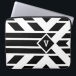 Svartfadrilateralt Rand på vit med Monogram Laptop Sleeve<br><div class="desc">Svart och vitt geometriskt mönster har svarta kvadrilateraler som är justerade i rand. Parallellogrammen vinkla mot en svart romb med vit kontur i bildens övre tredjedel. Diametern innehåller ett anpassade monogram. Tre fet svart rand sträcker sig från diamantens grund till lodräts bas. Den vita bakgrunden är genomskinlig, så du kan...</div>