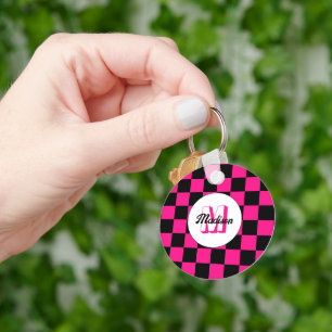 Svartfärgad rektangel med shock rosa nyckelring