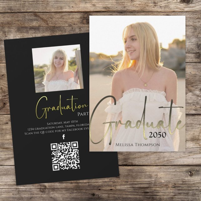 Svartfoto med QR-koden Social Media i Guld Student Inbjudningar (Graduate gold typography script photo invitation announcement. )