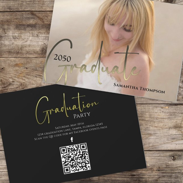 Svartfoto med QR-koden Social Media i Guld Student Inbjudningar (Skapare uppladdad)