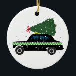 Svartkafabb Taxi Julgran Teckning Snö Julgransprydnad Keramik<br><div class="desc">En svart stadshytt i taxi kör hem till jul,  med ett Julgran,  dekorerat med ett rött Julafton-båge. En trevlig julklapp till en taxichaufför,  en förare i taxi. Julafton svart taxi-taxi snö,  vinterkantig illustration för alla förarhytter.</div>