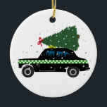 Svartkafabb Taxi Julgran Teckning Snö Julgransprydnad Keramik<br><div class="desc">En svart stadshytt i taxi kör hem till jul,  med ett Julgran,  dekorerat med ett rött Julafton-båge. En trevlig julklapp till en taxichaufför,  en förare i taxi. Julafton svart taxi-taxi snö,  vinterkantig illustration för alla förarhytter.</div>