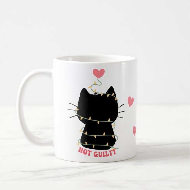 Svartkattungen är inte skyldig till snärjning med  kaffemugg (Vänster)