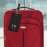 Svartläder, vitt monogram namn bagagebricka<br><div class="desc">Svart faux-läder skrivs ut som bakgrund. Anpassa och lägg till ditt monogram brev och fullt namn på framsidan. Din kontaktinformation på baksidan. Vit text.</div>