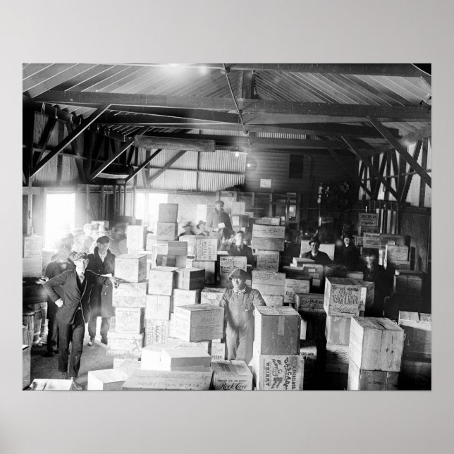 Svartlagnad whiskylager, 1920. Gammalt foto Poster (Framsidan)
