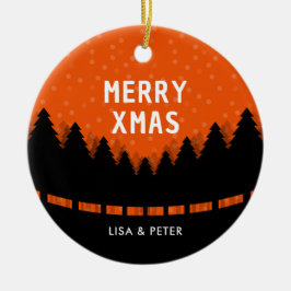 Svartskog och röd snö vid god jul träd julgransprydnad keramik