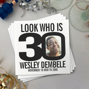 Svartvit 30års födelsedag-foto ser ut som vem som  pappersservett