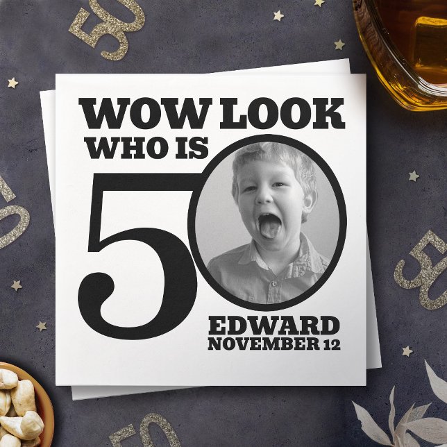 Svartvit 50-årsfoto ser vem som är pappersservett (Skapare uppladdad)