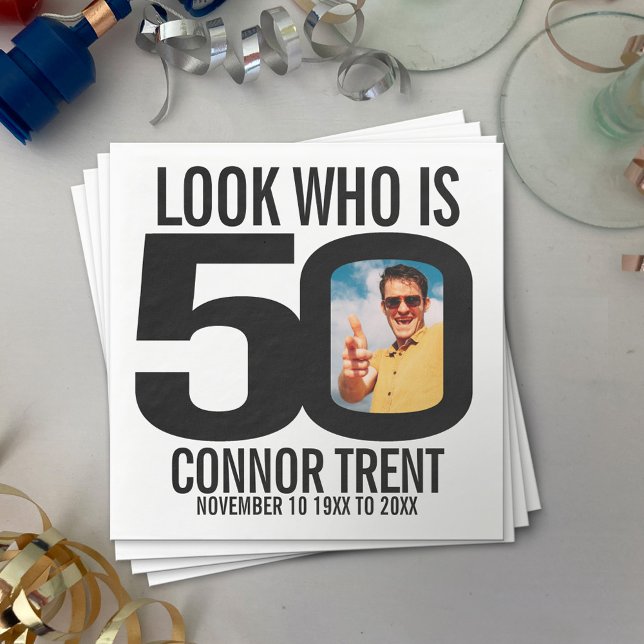 Svartvit 50-årsfoto ser vem som är pappersservett (Skapare uppladdad)