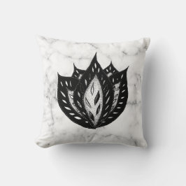 Svartvit abstrakt av Goth-blomman Kudde