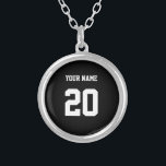 Svartvit Anpassningsbar nummer och Namn Silverpläterat Halsband<br><div class="desc">Detta är en produkt som är designad med ett specifikt nummer på den. Numret kan representera olika sak, t.ex. ett favoritnummer för idrottsmannen, ett speciellt datum eller år, ett turnummer eller ett födelsedagsnummer. Den här produkten är ofta populär bland sportfantaster, fitnessentusiaster och alla som vill visa ett visst nummer på...</div>