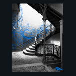 Svartvit Art Deco Stairwell med Blue Poster<br><div class="desc">Denna coola poster av en art deco stil trapphus i svart och vitt med akvblått vinpulver på ytterväggen. Perfekt för att dekorera ditt rum!</div>