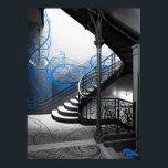 Svartvit Art Deco Stairwell med Blue Poster<br><div class="desc">Denna coola poster av en art deco stil trapphus i svart och vitt med akvblått vinpulver på ytterväggen. Perfekt för att dekorera ditt rum!</div>