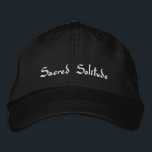 Svartvit, avskärma inte Helig Solitude Broderad Keps<br><div class="desc">En personlig söt svart och vit basebollhatt. Motiveringscitatet,  Helig Solitude. En julklapp på andlig.</div>