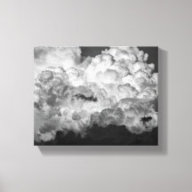 Svartvit bild av stora stormmoln