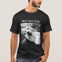 Svartvit bild på hund som leker med pappa kärlek
