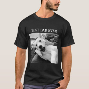 Svartvit bild på hund som leker med pappa kärlek t shirt