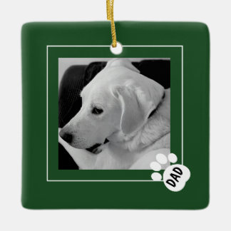 Svartvit bild på söt hund pappa tass grön julgransprydnad keramik
