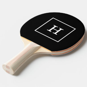 Svartvit bildruta, inledande monogram pingisracket