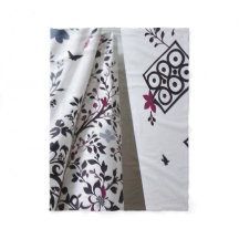 Svartvit blommigt filt