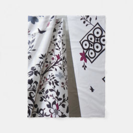 Svartvit blommigt filt