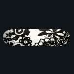 Svartvit Blommigt Garden Graphic Mönster Skateboard Bräda 19,5 Cm<br><div class="desc">En bild mönster som visar en svart och vit blommigt trädgårdsscen,  skapat av Chariklia Zarris. Även med bara två färg är målningen nästan överväldigande i sin skönhet. Ge är själv en gåva till en visning för krävande blommigtar genom att köpa den här utskriften i dag!</div>