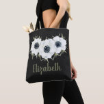 Svartvit Blommigt med Namn Tygkasse<br><div class="desc">Elegantens vattenfärg för svartvita anemonblommor och löv med ditt namn i valfritt teckensnitt för färg - vi visar grönt i chic med text (ändra även teckensnittet!) på den här väskan. Underbar gåva till din brudens sida, budens mamma, mor i brudgummen, till dig själv eller bästa vän. Ge som är eller...</div>