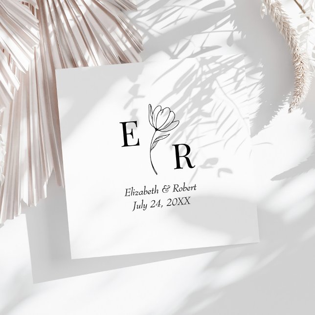 Svartvit Blommigt Monogram Bröllop Pappersservett (Black and White Floral Monogram Wedding Napkins on a sunny white wedding.)