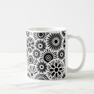 Svartvit blommigt mugg