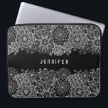 Svartvit Blommigt Snöre Anpassningsbar, svart bakg Laptop Sleeve<br><div class="desc">Monogrammets gigantiska utformning i svart och vit blommigt snöre. Anpassa din bakgrund till valfri färg som du vill med vit snöre.</div>