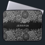 Svartvit Blommigt Snöre Anpassningsbar, svart bakg Laptop Sleeve<br><div class="desc">Monogrammets gigantiska utformning i svart och vit blommigt snöre. Anpassa din bakgrund till valfri färg som du vill med vit snöre.</div>
