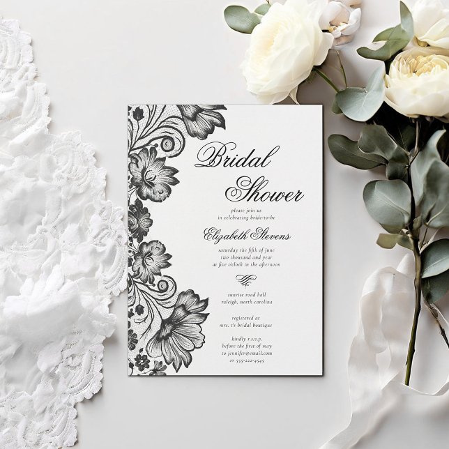 Svartvit Blommigt Snöre Formell Chic, Möhippa Inbjudningar (formal traditional bridal shower invitation black lace elegant modern classic calligraphy)