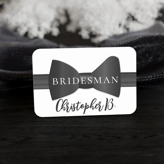 Svartvit Bow Tie Bröllop Namn bricka Namnbricka (Attach this name tag to any member of your wedding party. Just add their name)