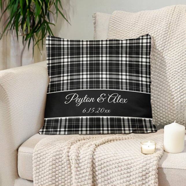 Svartvit buffelkontroll av personlig Namn Kudde (Personalized names/established date black white checkered, buffalo plaid pillow)