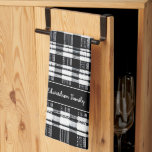 Svartvit buffelplatta monogram namn kökshandduk<br><div class="desc">Rustic Black and white buffalo la mönster,  Kökshandduk Du kan anpassa den och lägga till ditt namn.</div>